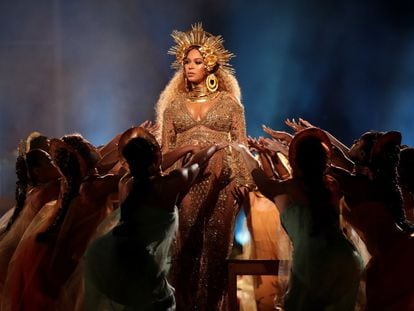 Beyoncé, durante su actuación en la gala de los Grammy 2017.