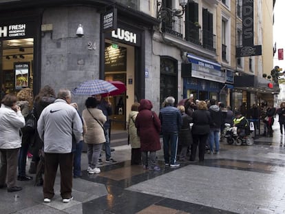 Madrile&ntilde;os hacen cola para comprar Loter&iacute;a de Navidad, el pasado noviembre.