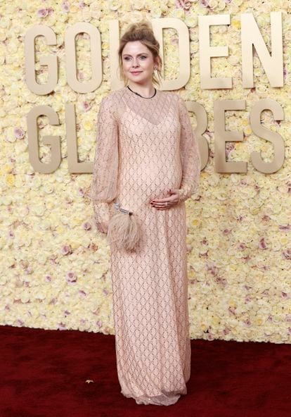 La actriz neozelandesa Rose McIver se decantó por un 'look' natural con vestido de Gucci semitransparente y moño deshecho. Y, además, lució embarazo.