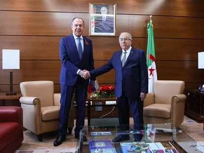 El ministro de Exteriores ruso, Serguéi Lavrov (izquierda), saludaba a su homólogo argelino, Ramtan Lamamra, el 10 de mayo en Argel.
