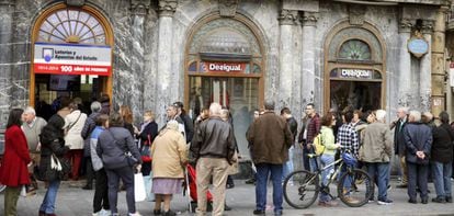 Largas colas en la administración de loteria Azcarreta, situada en el arenal bilbaino.