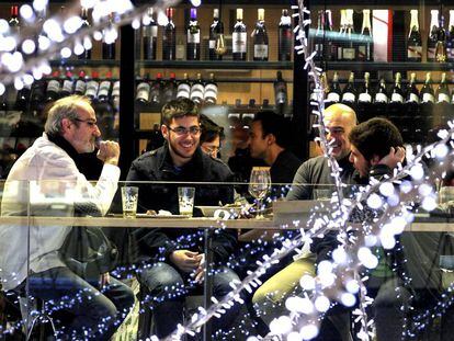 Varios clientes en un bar de Madrid. 
