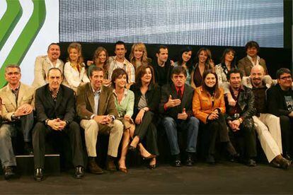 El equipo de presentadores de La Sexta, con Emilio Aragón, en primera fila, cuarto por la izquierda.