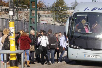 Usuaris de Renfe pugen a un bus que cobreix el tram de la R11.