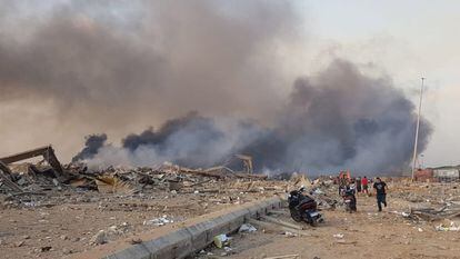 Según la Agencia Nacional de Noticias (ANN), la explosión se produjo en un almacén de explosivos del puerto de Beirut y fue precedida de un incendio en un hangar de silos de trigo del puerto. En la imagen, la zona afectada.