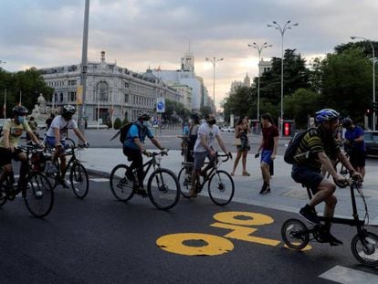 Ciclistas y ecologistas demandan apoyo a la bici durante la desescalada en Madrid.