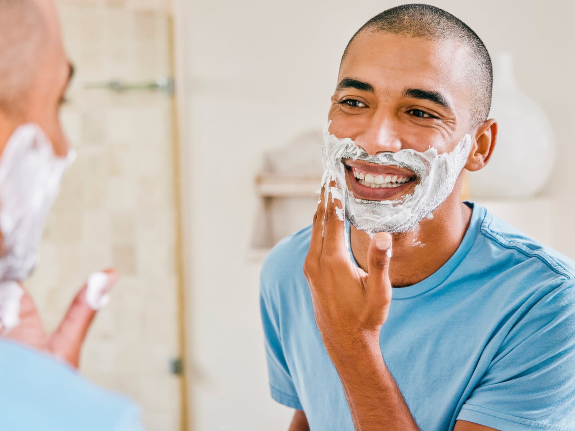 Hombre mayor, afeitadora y barba de afeitar con crema para el cuidado de la  piel o depilación sobre el fondo de estudio. Retrato de hombre maduro con  Shaver Fotografía de stock 