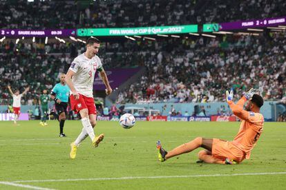 Robert Lewandowski remata en el partido contra Arabia Saudí.