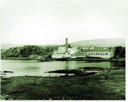 Destilería de Lagavulin, en las rías de Escocia.
