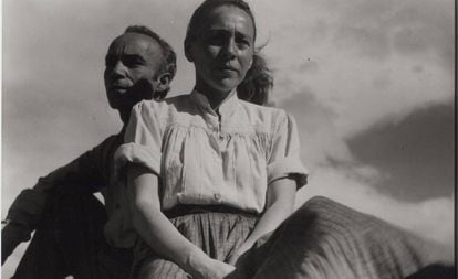 Autorretrato de Kati y José Horna, en la Ciudad Universitaria de México, hacia 1950. Imagen del archivo de la fotógrafa. 
