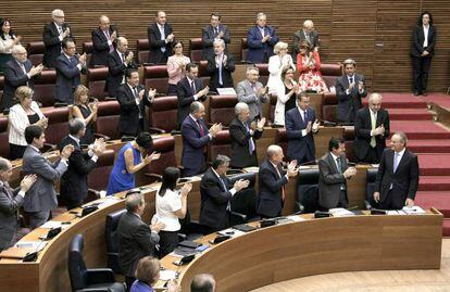 El presidente de la Generalitat recibe el aplauso del Grupo Popular al término de su primera intervención.