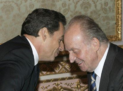 El presidente francés conversa con el Rey Juan Carlos. Sarkozy recibió el Toisón de Oro por propiciar la "mayor colaboración política, judicial y policial" entre Francia y España para "acabar con la violencia terrorista"