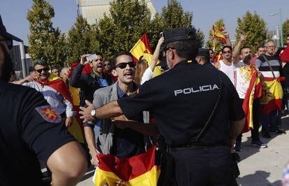 Concentración de ultraderechistas a las puertas de la asamblea de parlamentarios y alcaldes de Podemos.