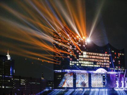 El 11 de enero y la música empezó a sonar en la Elbphilharmonie, la nueva y extraordinaria sala de conciertos de Hamburgo, diseñada por los arquitectos Jacques Herzog y Pierre de Meuron. En la imagen, la sala de conciertos Elbphilharmonie iluminada tras la ceremonia de inauguración, en Hamburgo (Alemania).