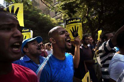 Miembros de los Hermanos Musulmanes protestan a favor de Morsi el viernes.