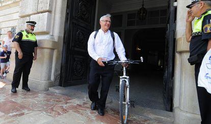 Joan Ribó, alcalde de Valencia, sale del Ayuntamiento con la bicicleta con la que suele desplazarse.