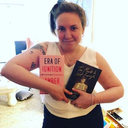 Lena Dunham
Como no podía ser de otra manera, la lectura también es uno de los grandes hobbies de la polifacética Lena Dunham. Hace tres años fundó Lenny, una editorial que, como ella misma confesó, llevó a la realidad el club de lectura que compartía con su amiga Jenni Konner, y que atiende a nuevas voces que ella misma selecciona. La mayoría aparecen a modo de recomendaciones en su cuenta de Instagram.