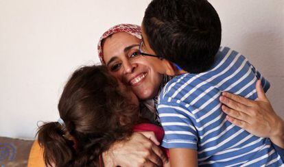Houssnia El Khadiri y sus hijos Fouad y fadwa, que necesitan una terapia enzim&aacute;tica.