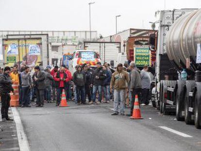 El gremio muestra su poder en el país del mundo que más depende de sus carreteras con una huelga que ha dejado desabastecidos supermercados, gasolineras y aeropuertos