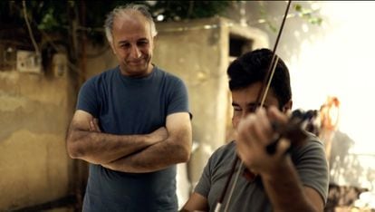 Gani Mirzo entrega en Siria un violín donado en el País Vasco.