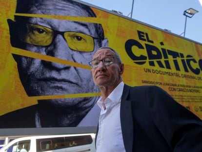 Carlos Boyero, ante el cartel de promoción del documental sobre él, en el Kursaal de San Sebastián.