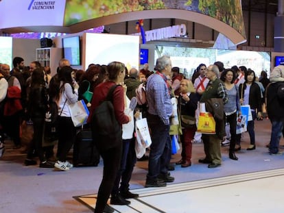 Cientos de personas visitan hoy la Feria Internacional de Turismo de Madrid (Fitur).