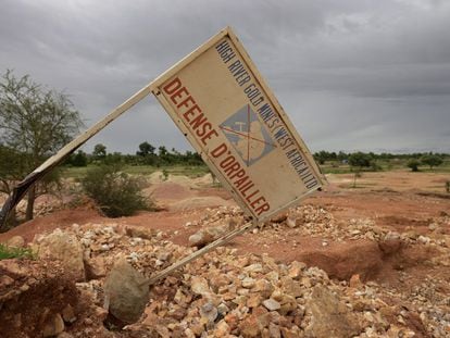 Cartel que prohíbe la extracción artesanal de oro en Zemse, Burkina Faso.