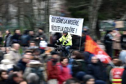 Un hombre monta en bici con una pancarta en la que se lee: "Quien siembra la miseria cosecha la ira", durante el segundo día de huelga general contra la reforma de pensiones, en Nantes este 31 de enero.