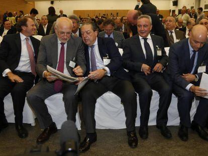 Un centenar de empresarios en el Palacio de Congresos en Roquetas de Mar (Almería).