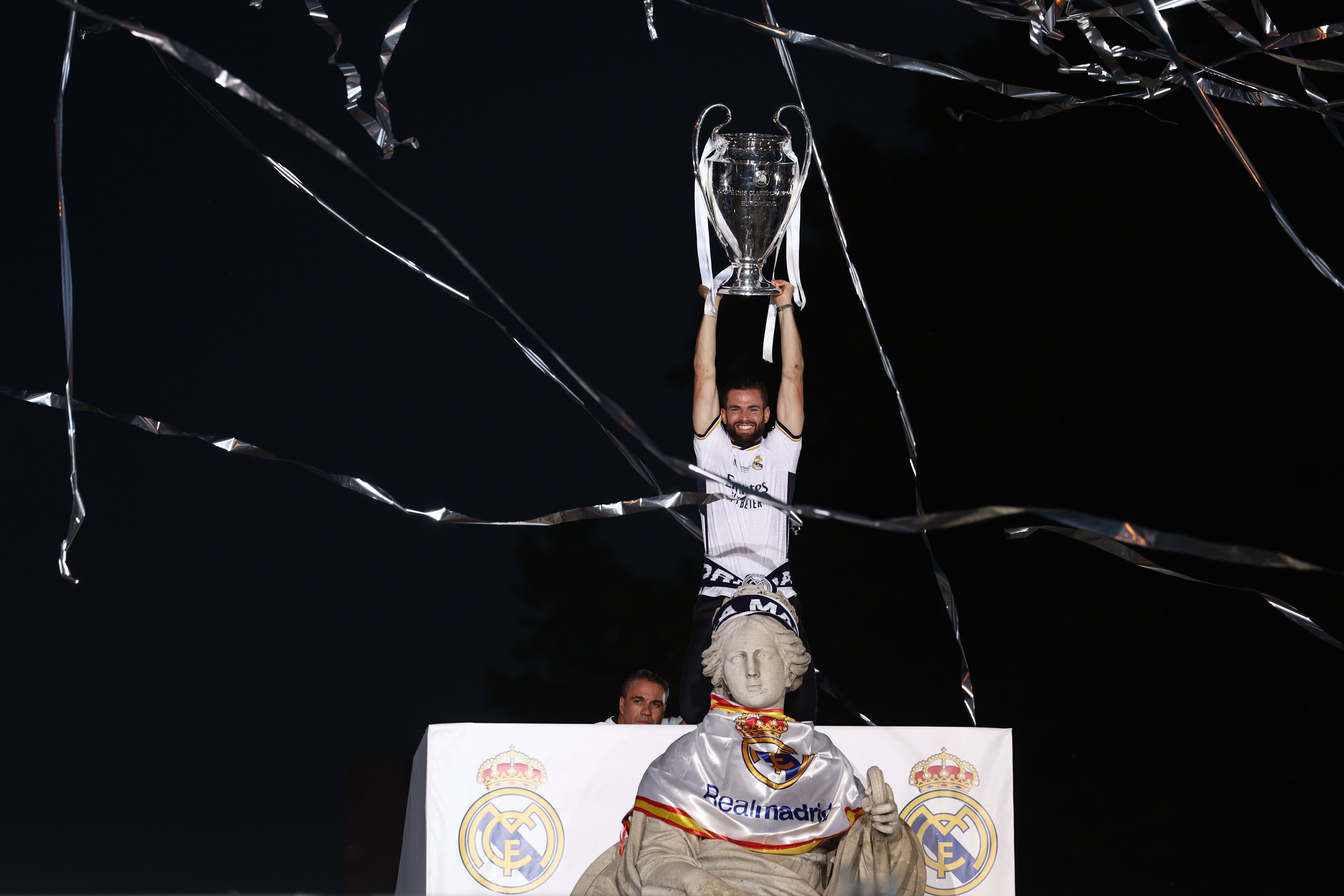 Nacho lifts the trophy.