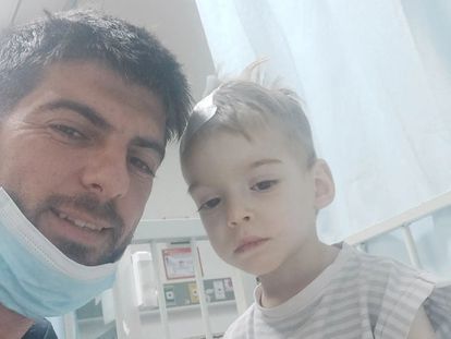 Oliver Moreno, de dos años, junto a su padre, Alejandro Romero, en una imagen compartida en la cuenta de Instagram de Romero.