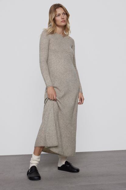 Largo hasta los pies, de una suave y cálida mezcla de lanas y de cuello redondo. Este vestido de Zara es probablemente uno de los más cómodos de la temporada. Tiene un precio de 39,95 euros.