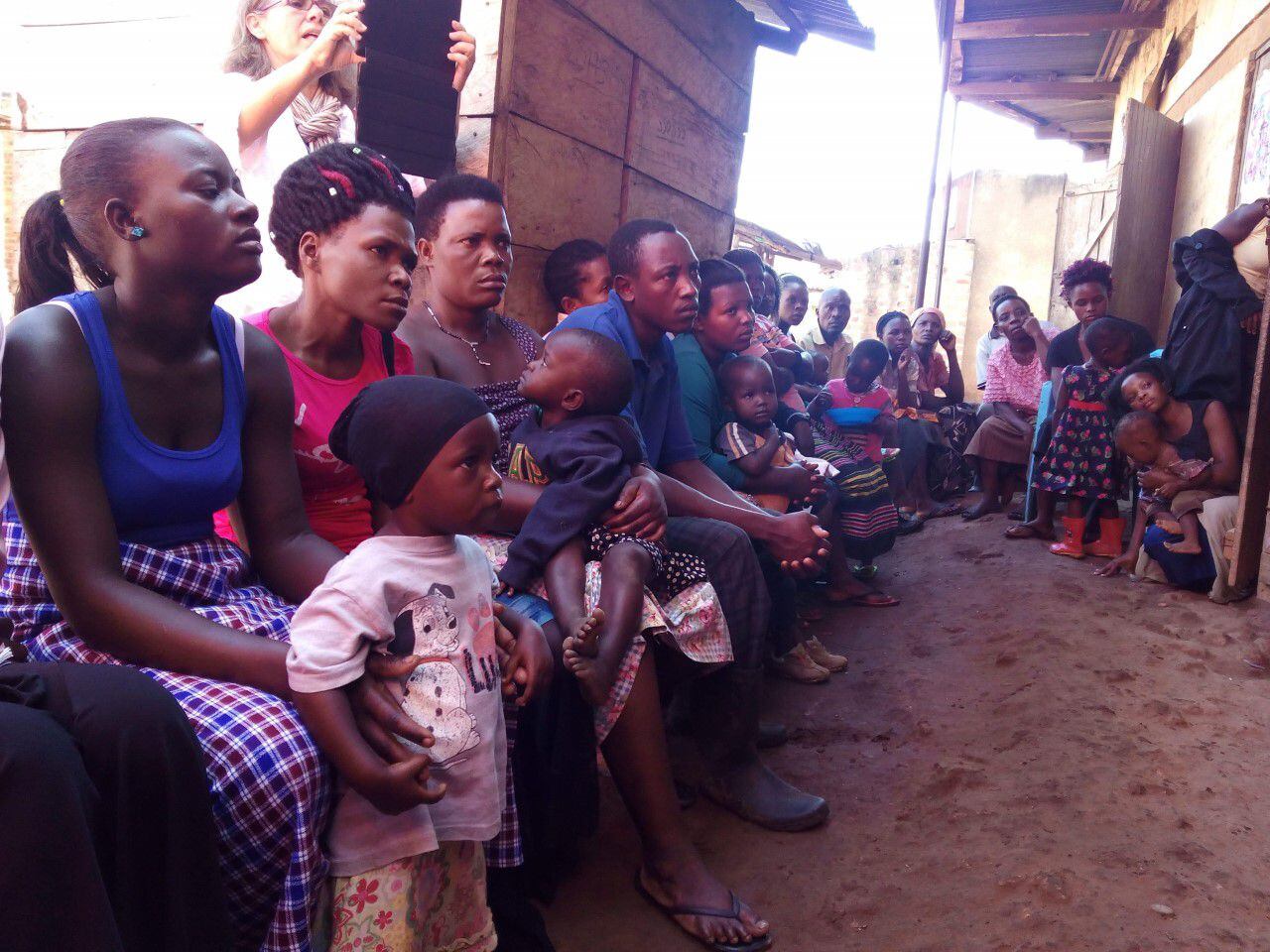 Un grupo de mujeres y hombres acuden a una charla informativa y dispensa de anticonceptivos en la Uganda rural en 2016.