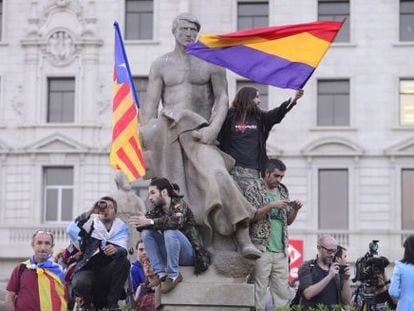 &ldquo;Banderas republicanas, banderas independentistas, pregunt&aacute;ndose qu&eacute; hacen unas chicas como ellas en un sitio como &eacute;ste...&rdquo;. 