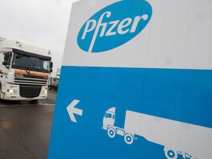 Camiones frigoríficos en la planta de Pfizer en Puurs, Bélgica. 