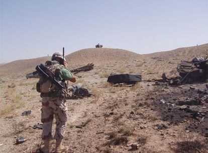 Un militar español, junto a los restos del Cougar, horas después de estrellarse, el 16 de agosto de 2005.