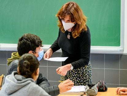 Cristina Peris, profesora de Filosofía y directora del instituto público de Albal, Valencia, atiende a unos alumnos.