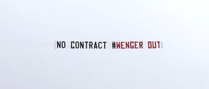 Una avioneta sobrevuela el estadio del WBA con una pancarta contra Wenger: "Sin contrato #Wenger fuera".