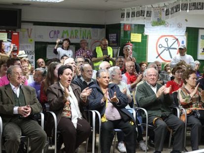 Asamblea de vecinos en L'Hospitalet tras seis meses de encierro en el CAP Marina.