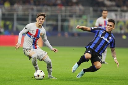 Gavi controla el balón ante Lautaro Martínez durante el partido entre el Barcelona y el Inter la semana pasada en Milán.
