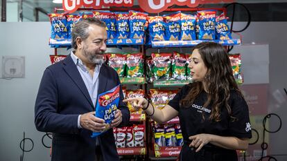 El CEO de Grefusa y nieto del fundador, Agustín Gregori, con la catadora de productos, Elena Gisbert.