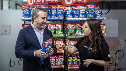 El CEO de Grefusa y nieto del fundador, Agustín Gregori, con la catadora de productos, Elena Gisbert.