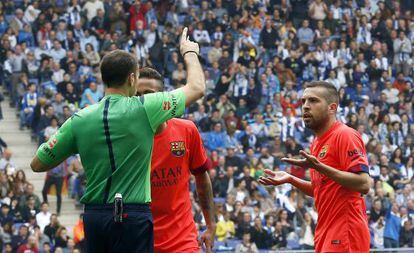 Mateu Lahoz en el momento de expulsar a Jordi Alba.