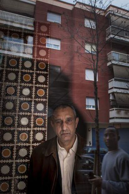 Mohamed Aziz, en el portal de su antigua casa, en Martorell, el pasado martes.