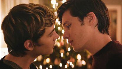 Miles Heizer y Nick Robinson (Simon) protagonizan un relación LGTB.