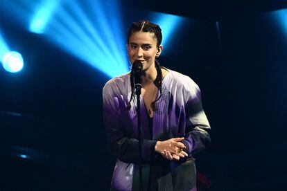 La cantante Maro defiende la candidatura de Portugal durante su actuación de la primera semifinal del Festival de Eurovisión 2022. 