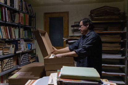 Héctor 'Kiko' Moreno observa un periódico viejo del archivo de la Biblioteca Social Reconstruir, este marzo. 