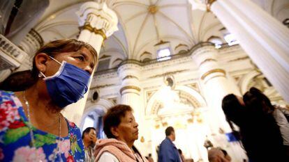Un grupo de fieles asiste este domingo a misa en Guadalajara.