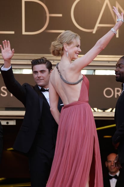 Zac Efron que comarte cartel junto a Kidman ha saludado a la entrada a la Croisette.