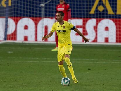 Bruno Soriano conduce el balón durante el partido contra el Sevilla. / EFE